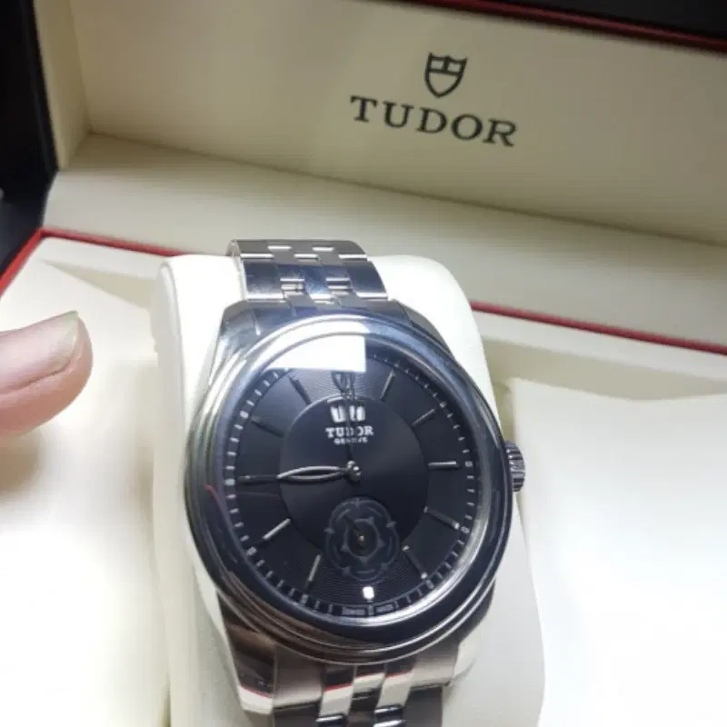 Tudor Glamour Double Date